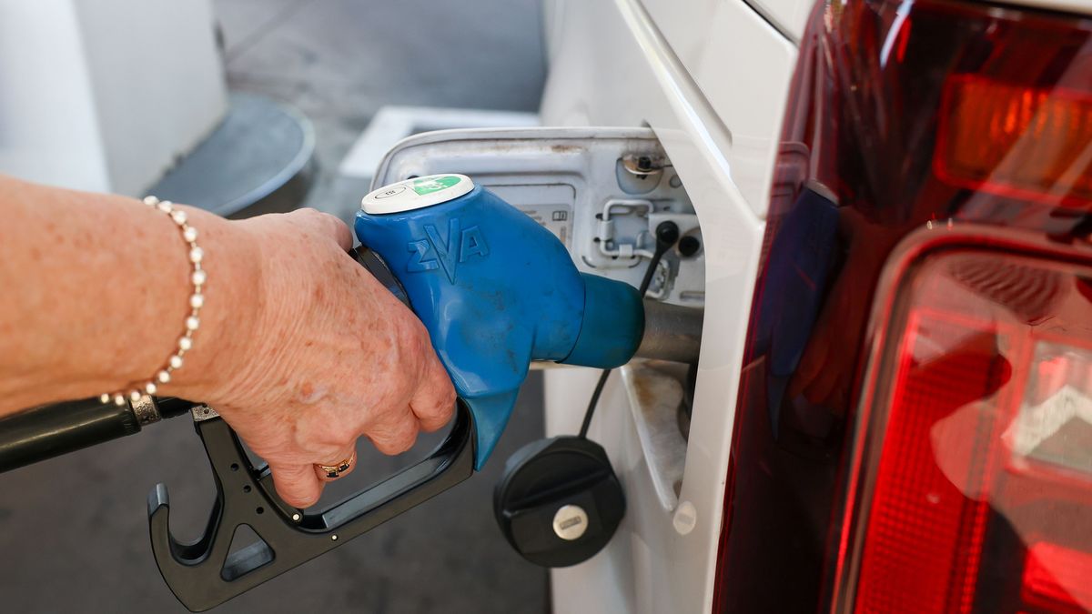 Una persona reposta combustible en una gasolinera