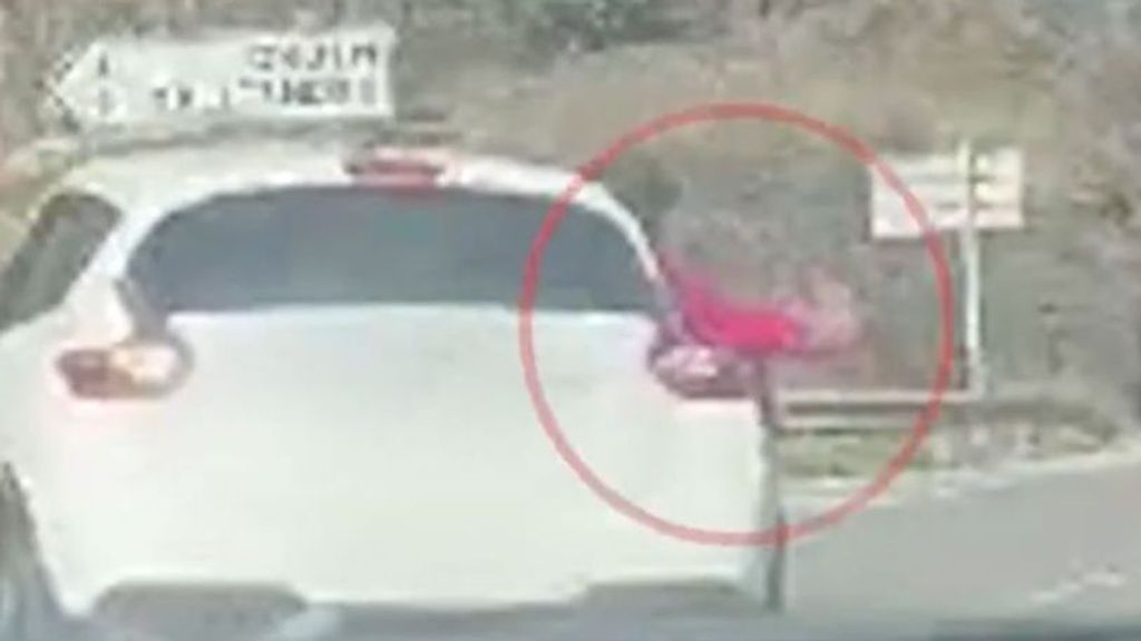 Este es el momento en el que una niña cae de un coche en una carretera de Lleida