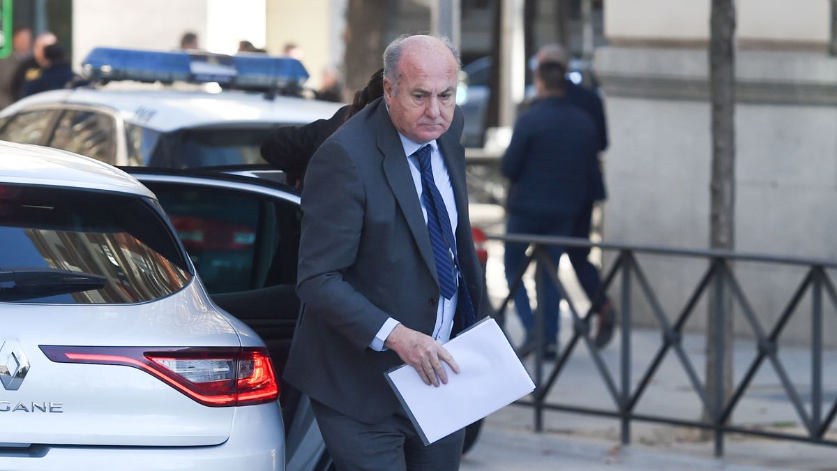 El juez Manuel García Castellón sale de un vehículo para entrar en la Audiencia Nacional