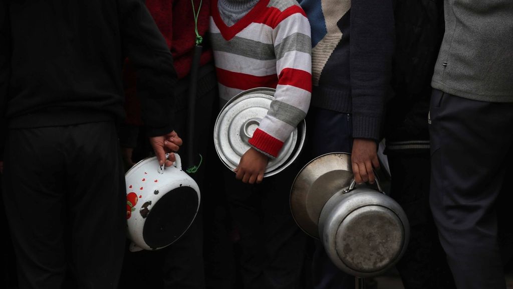 La tragedia humanitaria en Jan Yunis, donde miles de personas esperan los camiones con alimentos