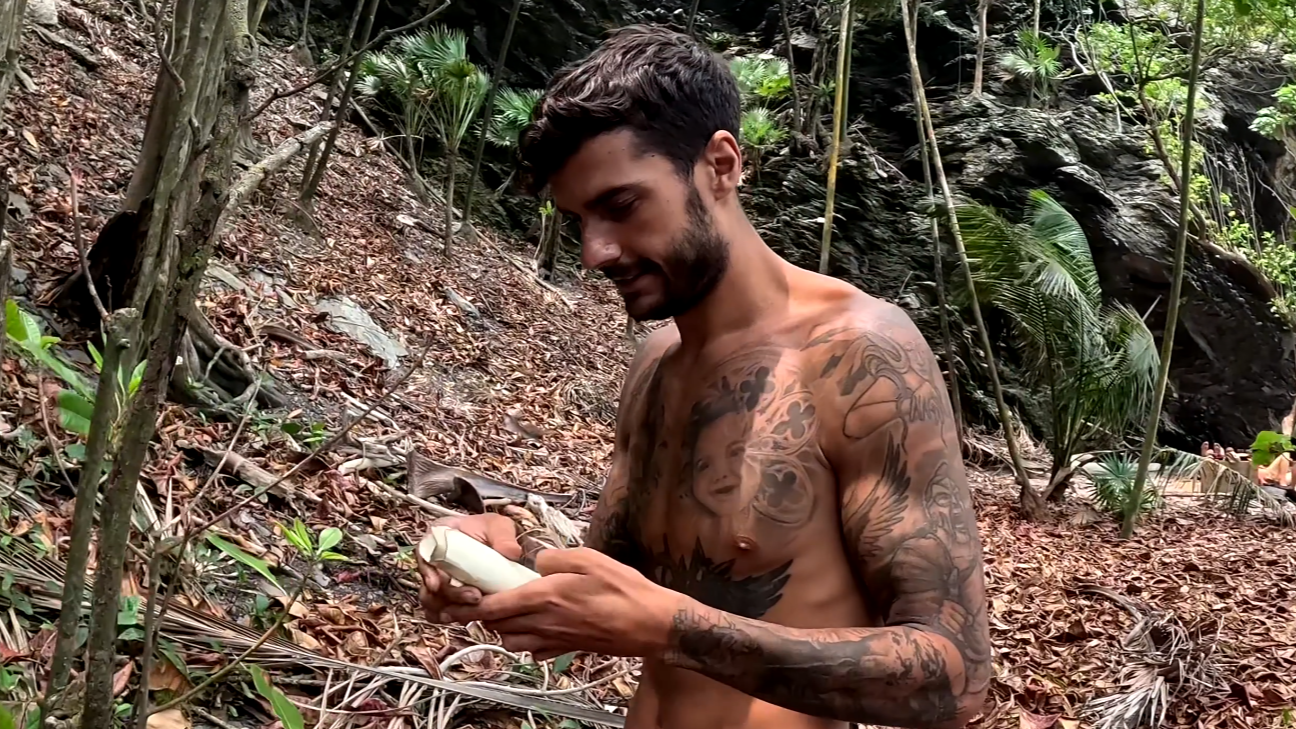 Mario lee el pergamino con una misteriosa pregunta