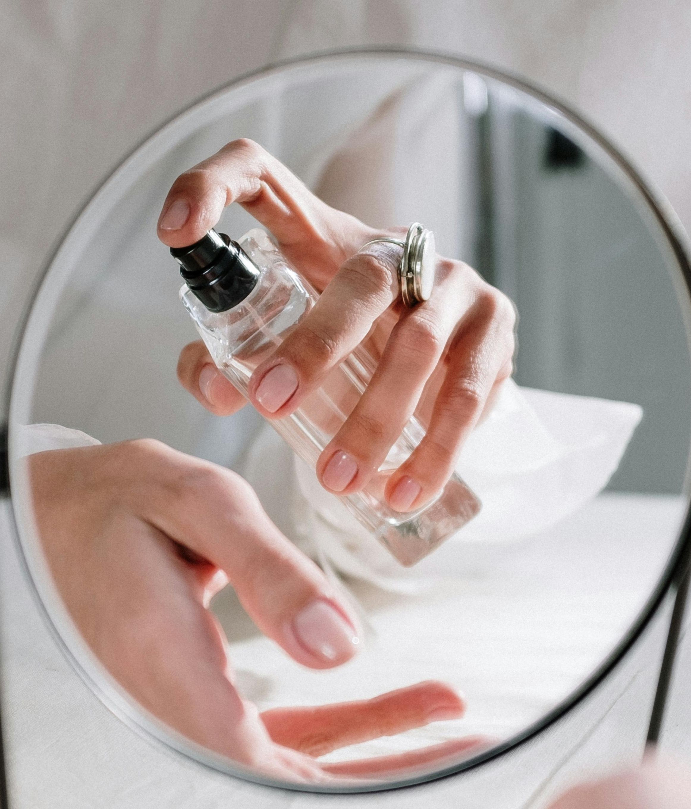 No frotes las muñecas después de poner perfume. FUENTE: Pexels