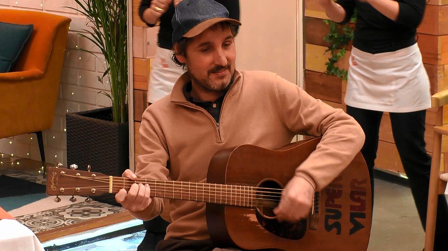 Raúl durante su actuación en 'First Dates'