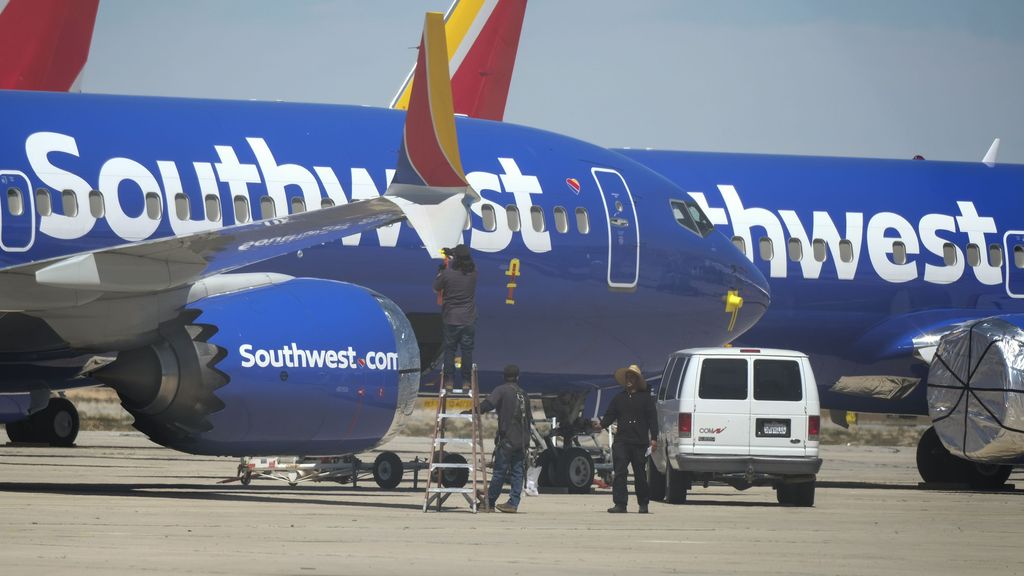 Un avión pierde parte del fuselaje del motor nada más despegar y aterriza de emergencia en Denver, EEUU