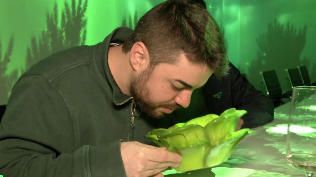 Un comensal prueba uno de los platos