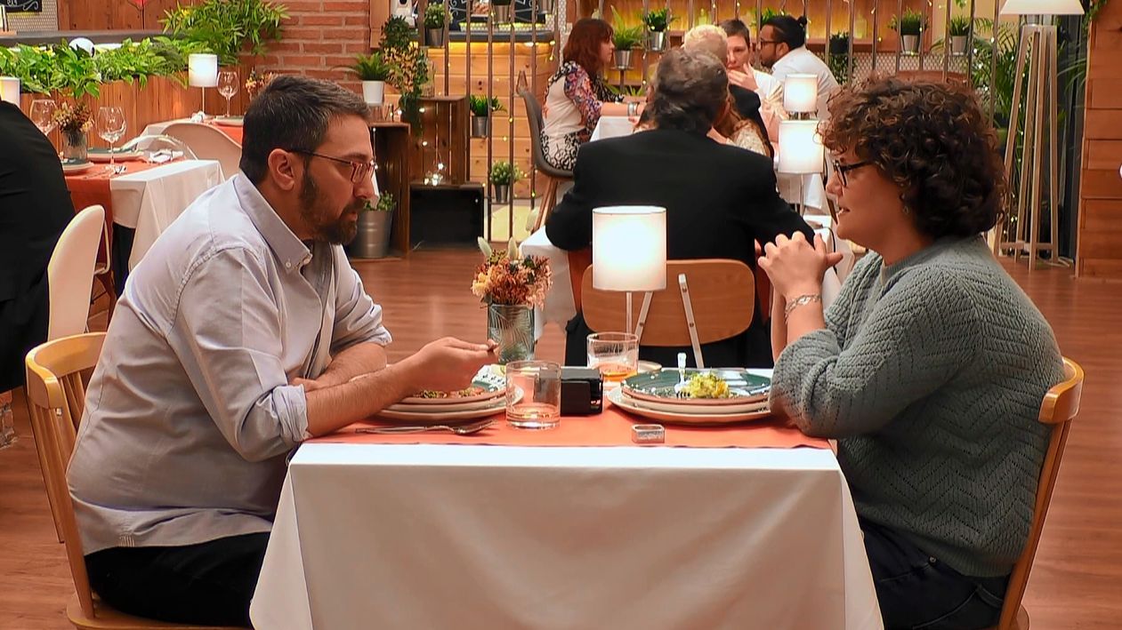 Álex y Esme durante su cita en 'First Dates'