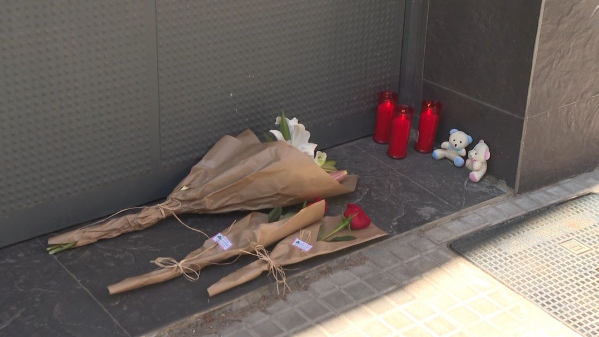 El altar improvisado frente al piso de la mujer y sus hijas asesinadas en El Prat