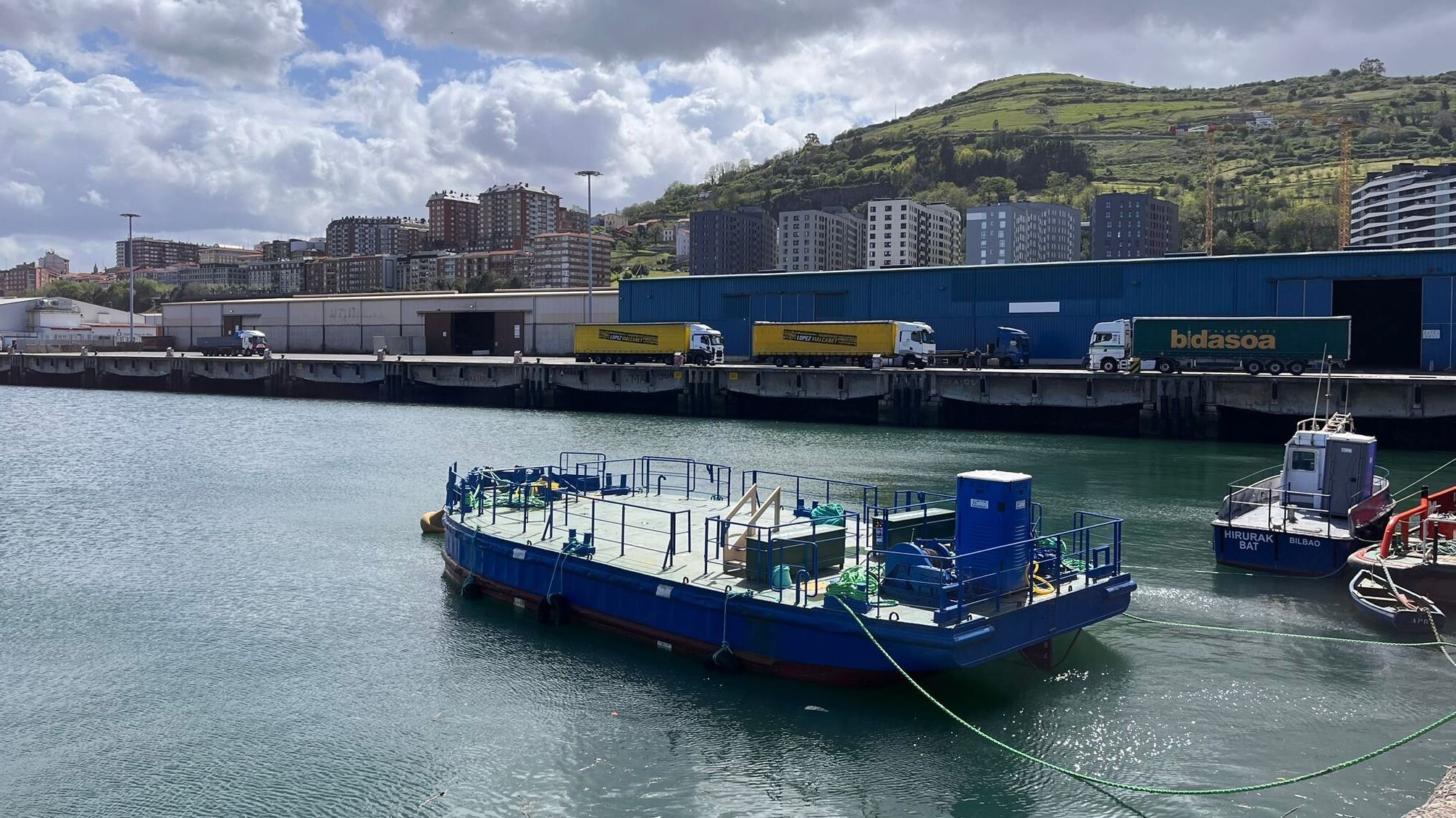 La Gabarra espera en el Puerto de Bilbao