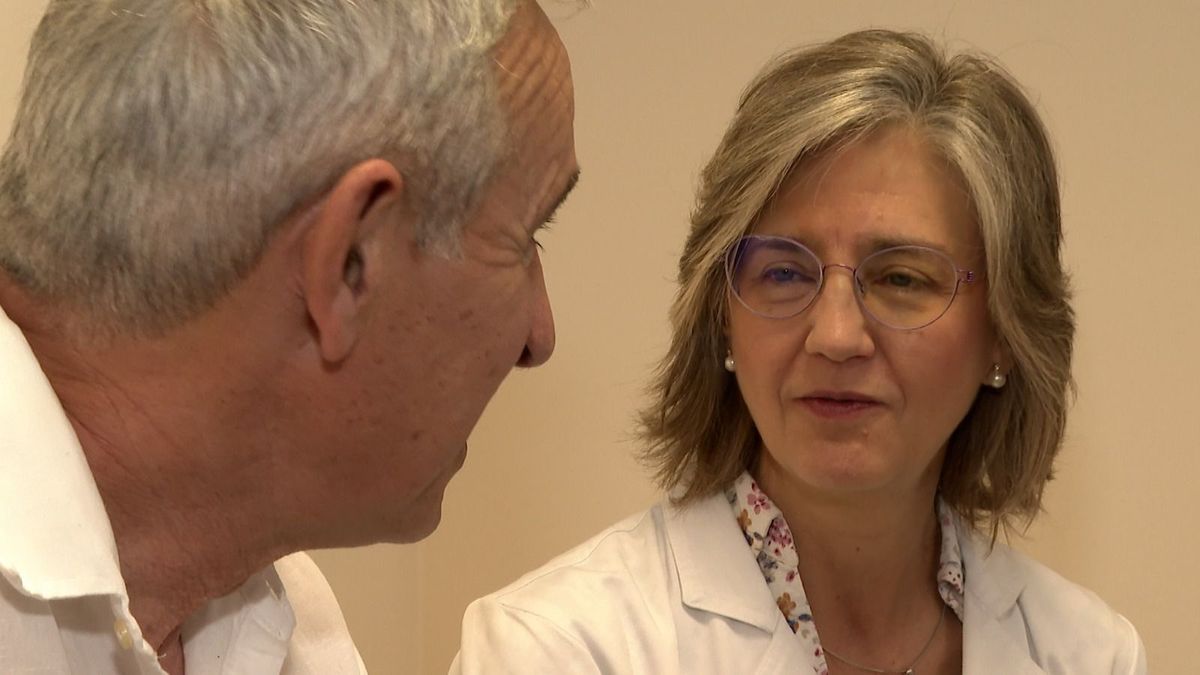 La neuróloga Mari Cruz Rodríguez Oroz junto a su paciente José Manuel Odriozola, diagnosticado de Parkinson