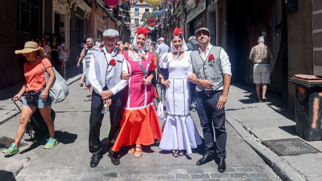 El Ayuntamiento va a ofrecer los patrones para que chulapas y chulapos se confeccionen sus propios vestidos y trajes para San Isidro