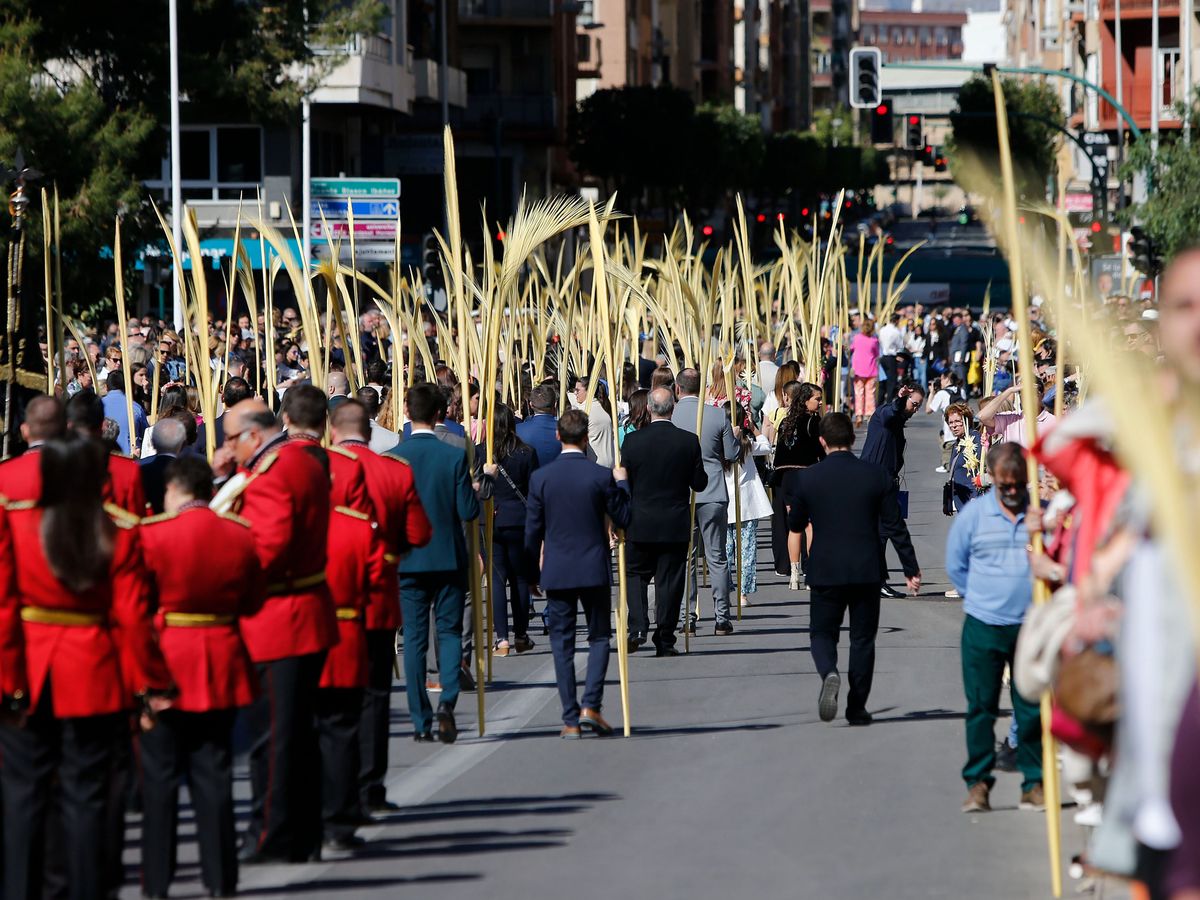 Un concejal del PP de Elche tiene relaciones bajo un trono de Semana Santa