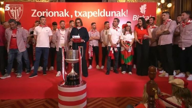 Acto en la Diputación Foral de Bizkaia con el Athletic Club campeón