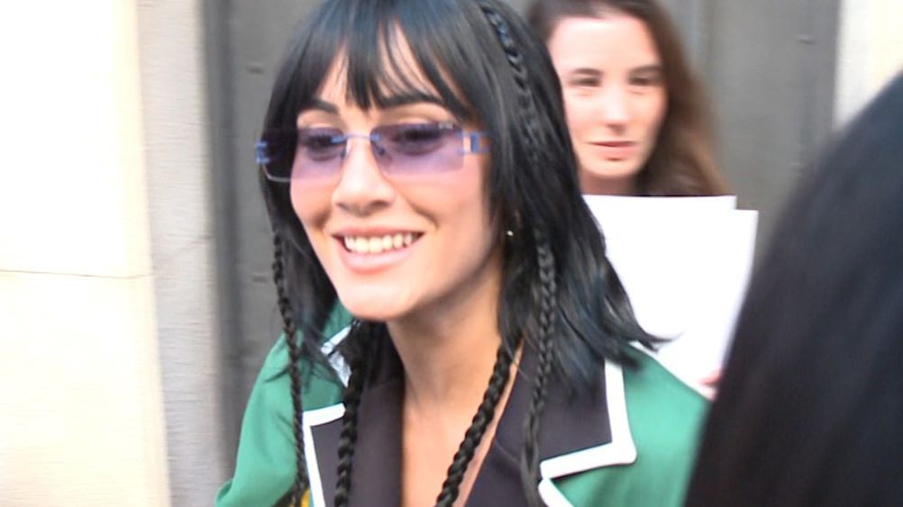 Aitana, siendo preguntada por la prensa sobre su relación con Sebastián Yatra