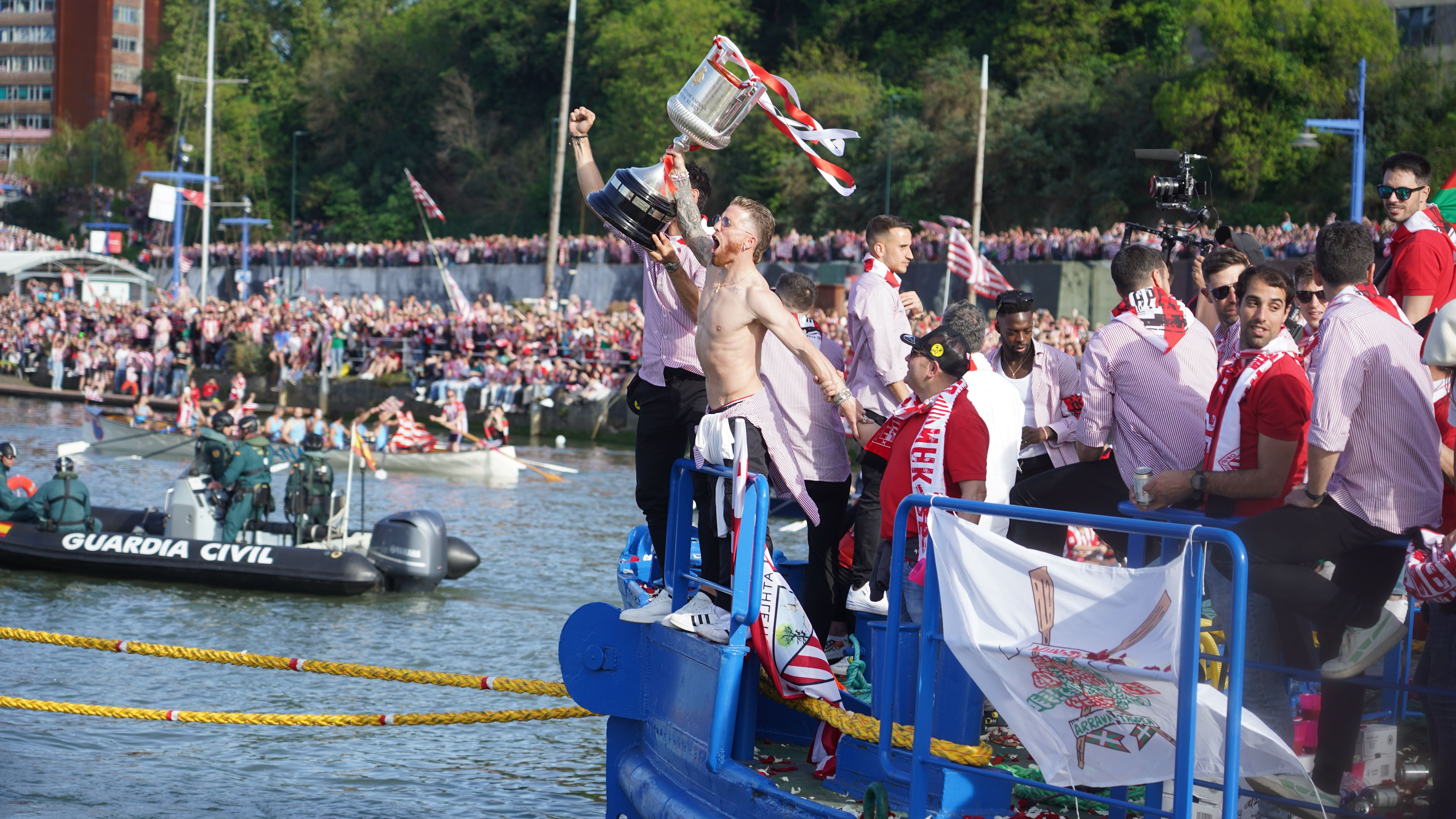 Así ha surcado la ría del Nervión la gabarra con los jugadores del Athletic Club