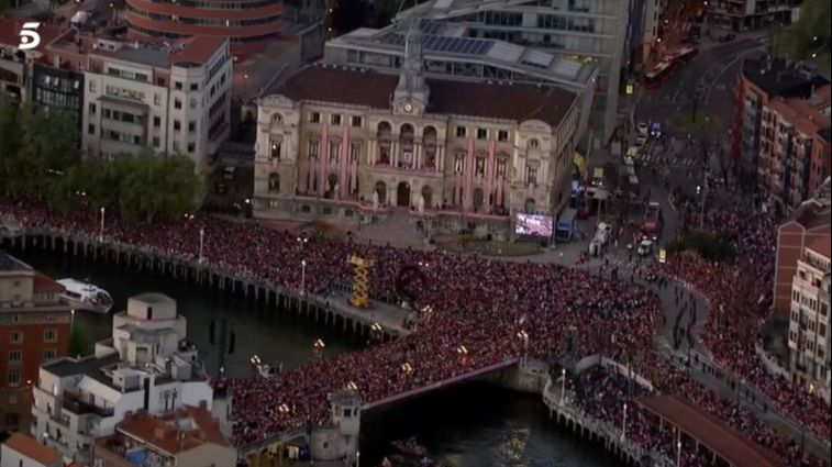 Cae la noche en Bilbao: la celebración continúa de la mano de Muniain
