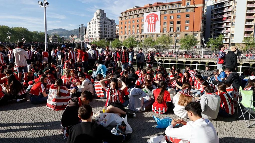 Miles de aficionados esperan así el paso de la Gabarra en Bilbao para celebrar la última Copa del Rey del Athletic