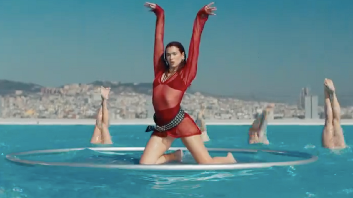 Dua Lipa canta y baila en las piscinas de Montjuïc de Barcelona, el escenario de su nuevo videoclip