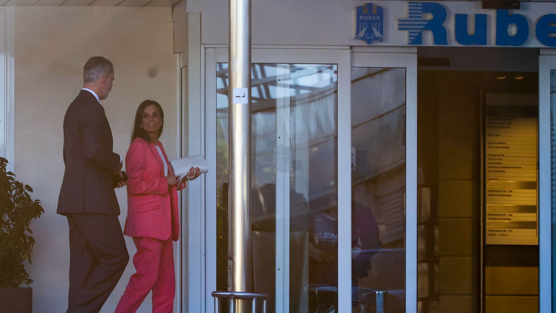 El rey Felipe VI y la reina Letizia visitan este jueves a la reina Sofía, que permanece ingresada en la clínica Ruber Internacional de Madrid