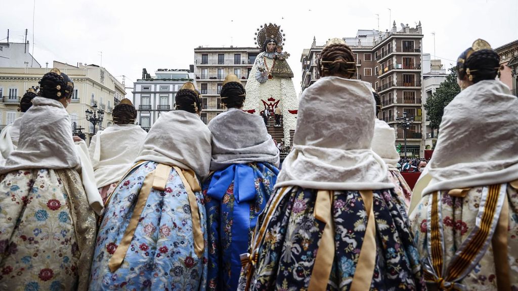 Falleras contemplan el cadafal de la Virgen de los Desamparados