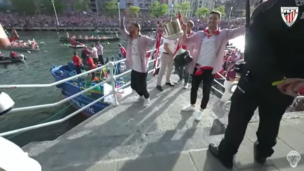 Iker Muniain sujeta la Copa tras bajar de la gabarra