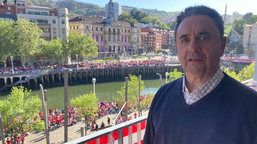 Jesús en el balcón de su casa con vistas a la ría