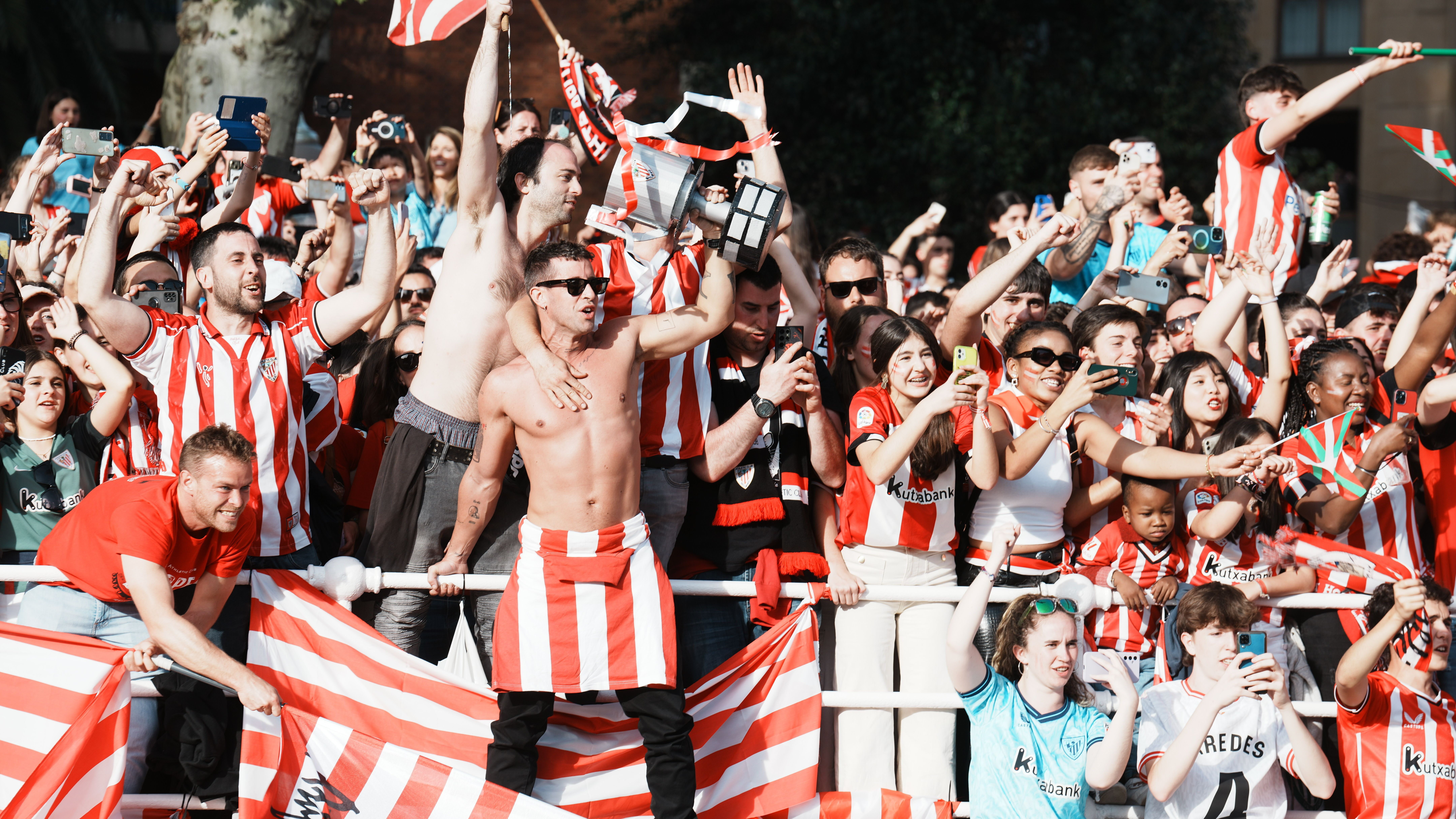 La afición del Athletic Club, totalmente entregada en la celebración del equipo