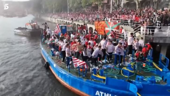 La gabarra ya está en el Ayuntamiento