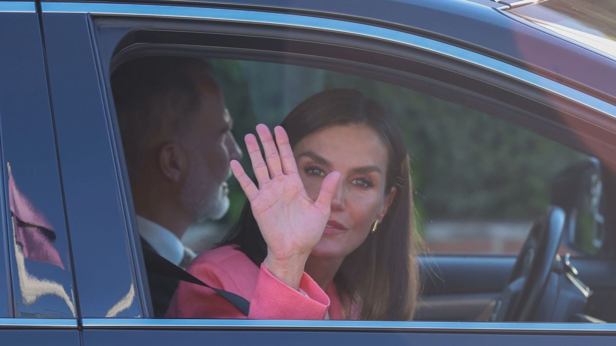 La reina Letizia acude a la Clínia Ruber a visitar a la reina Sofía