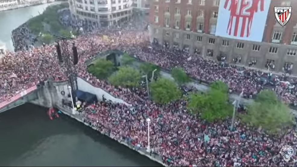Locura ante la llegada de los jugadores del Athletic Club