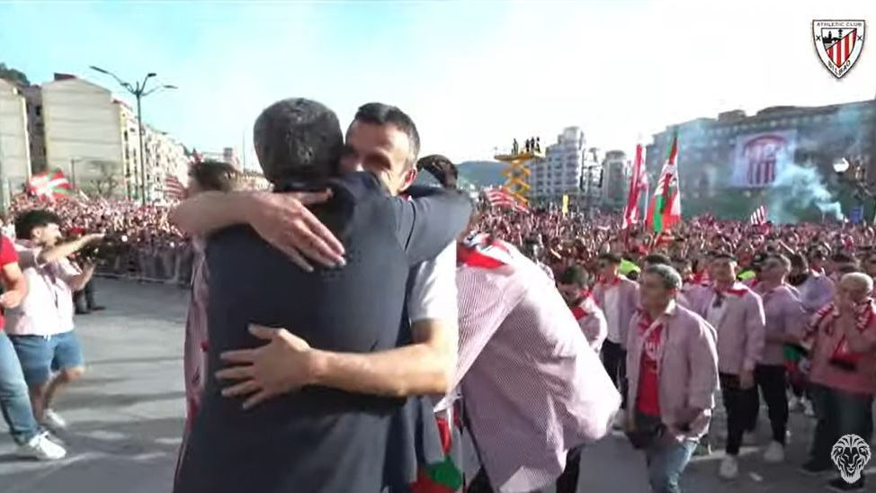 Los jugadores del Athletic, a punto de celebrar con la afición el título en el Ayuntamiento
