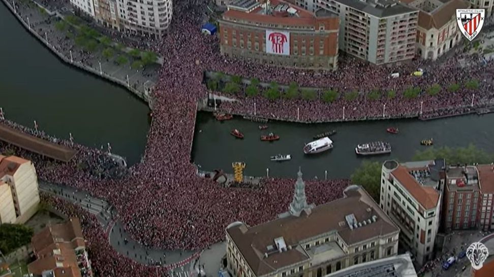 Los jugadores del Athletic Club cantan con la afición
