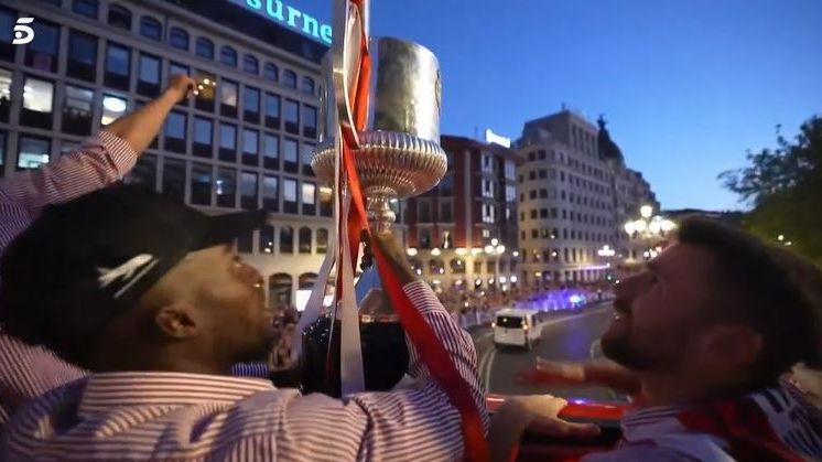 Los jugadores del Athletic, por la ciudad en autobús