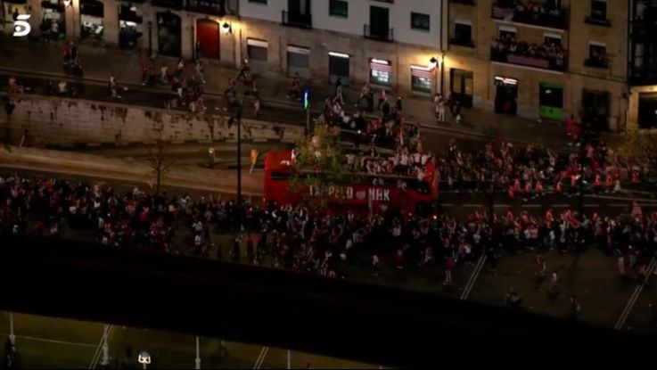 Los jugadores del Athletic recorren la ciudad en autobús