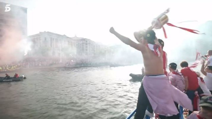 Los jugadores levantan la Copa hacia la afición