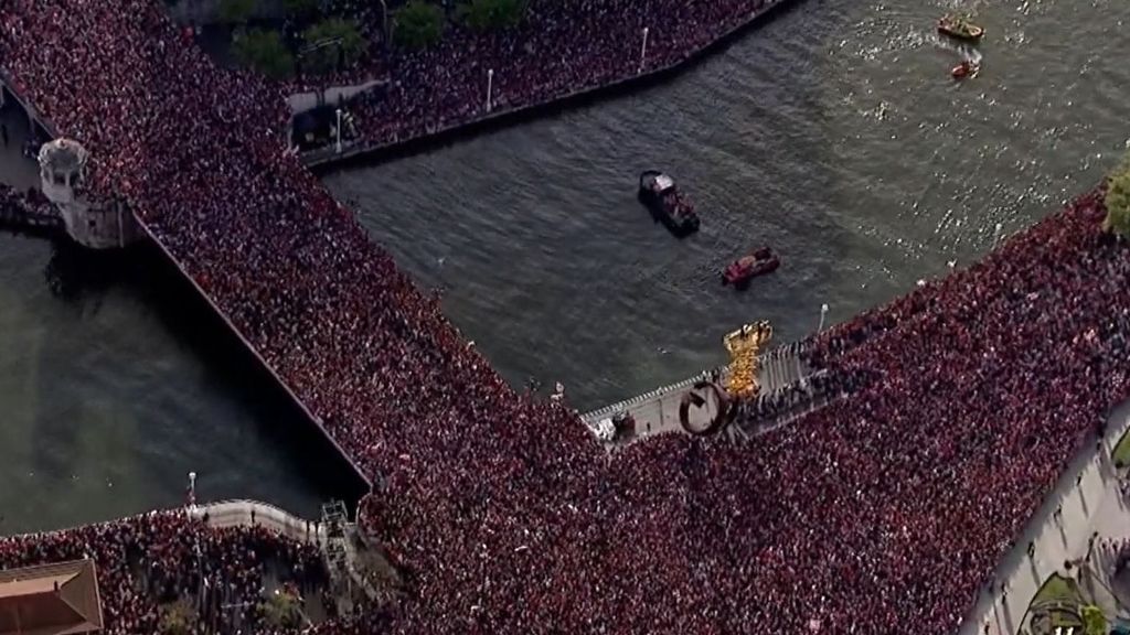 Miles de aficionados arropan a la gabarra: así ha sido el homenaje y la bienvenida al Athletic de Bilbao