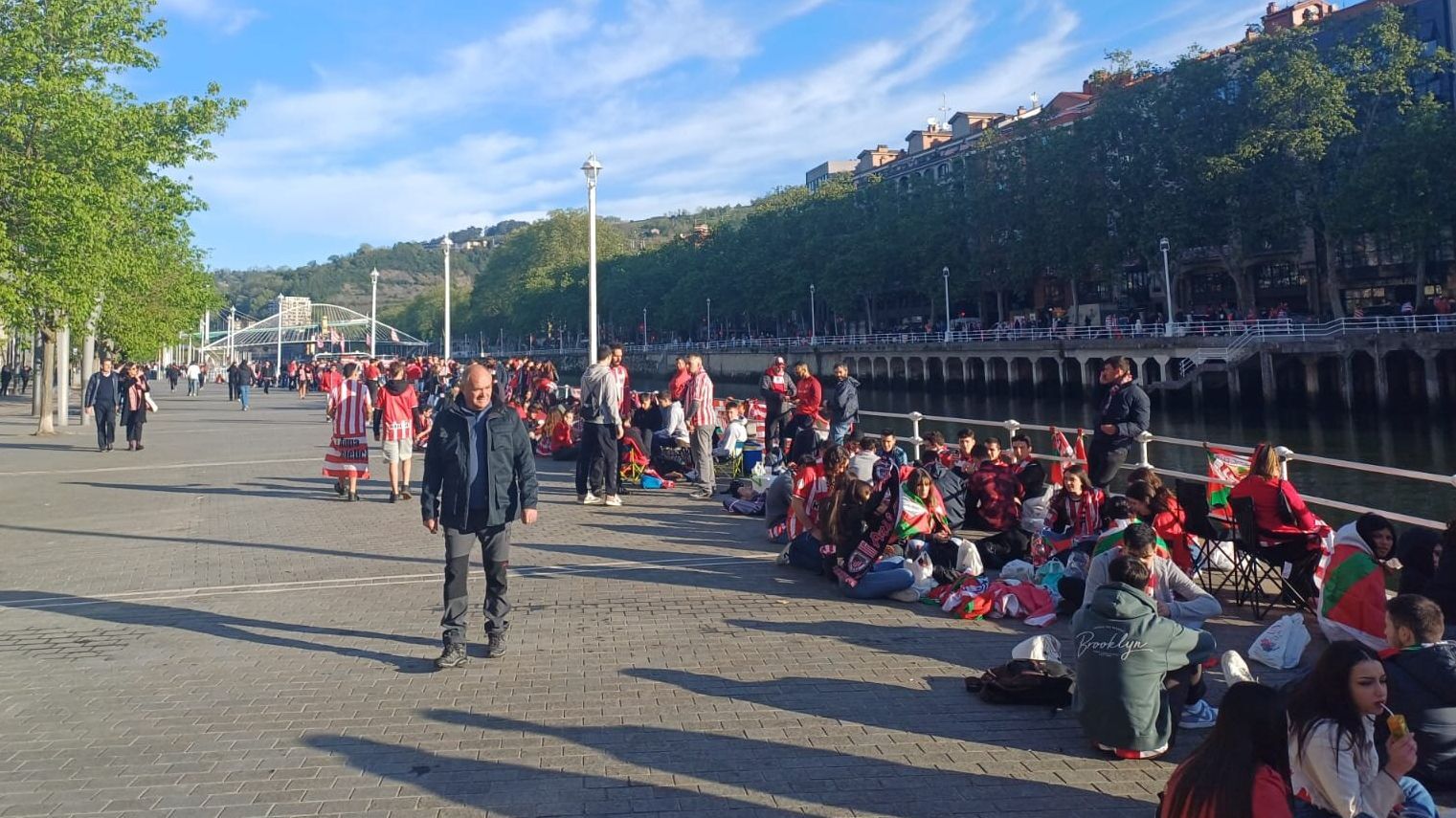 Miles de personas guardan sitio desde primera hora para no perderse la Gabarra