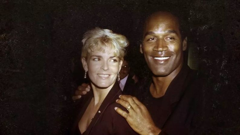 O.J. Simpson junto a su mujer asesinada