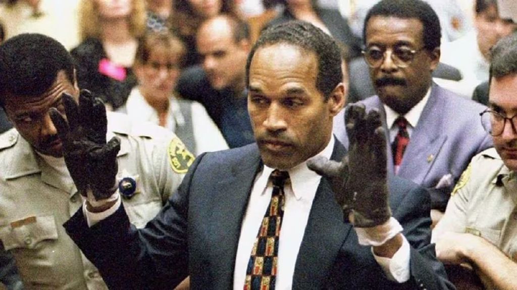O.J.Simpson probándose los guantes durante le juicio