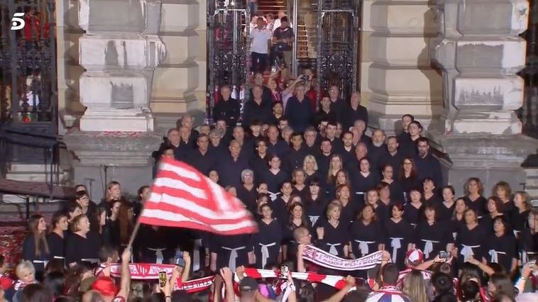 Un coro canta ante los campeones
