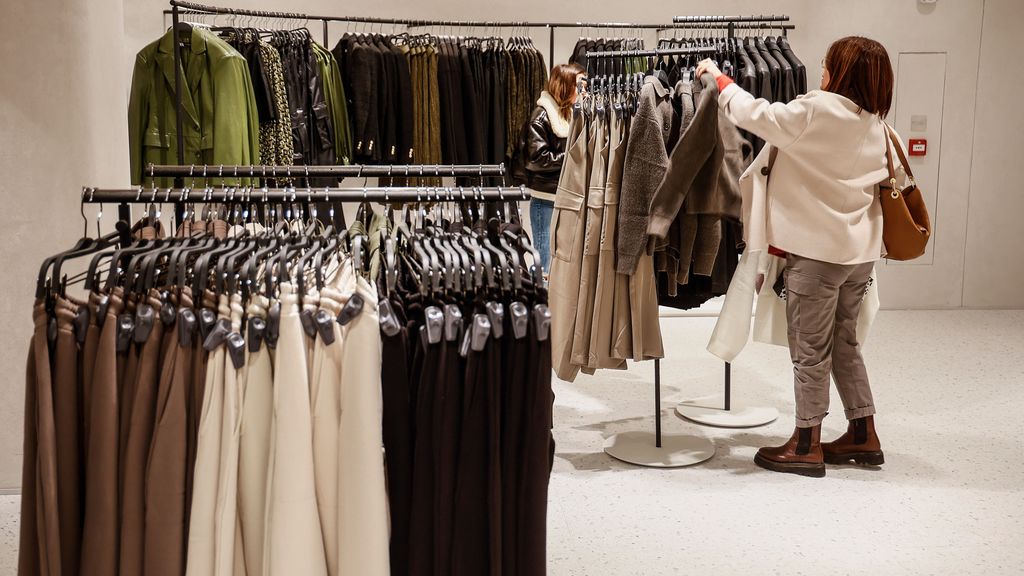Una mujer ve la ropa en una macrotienda de Zara