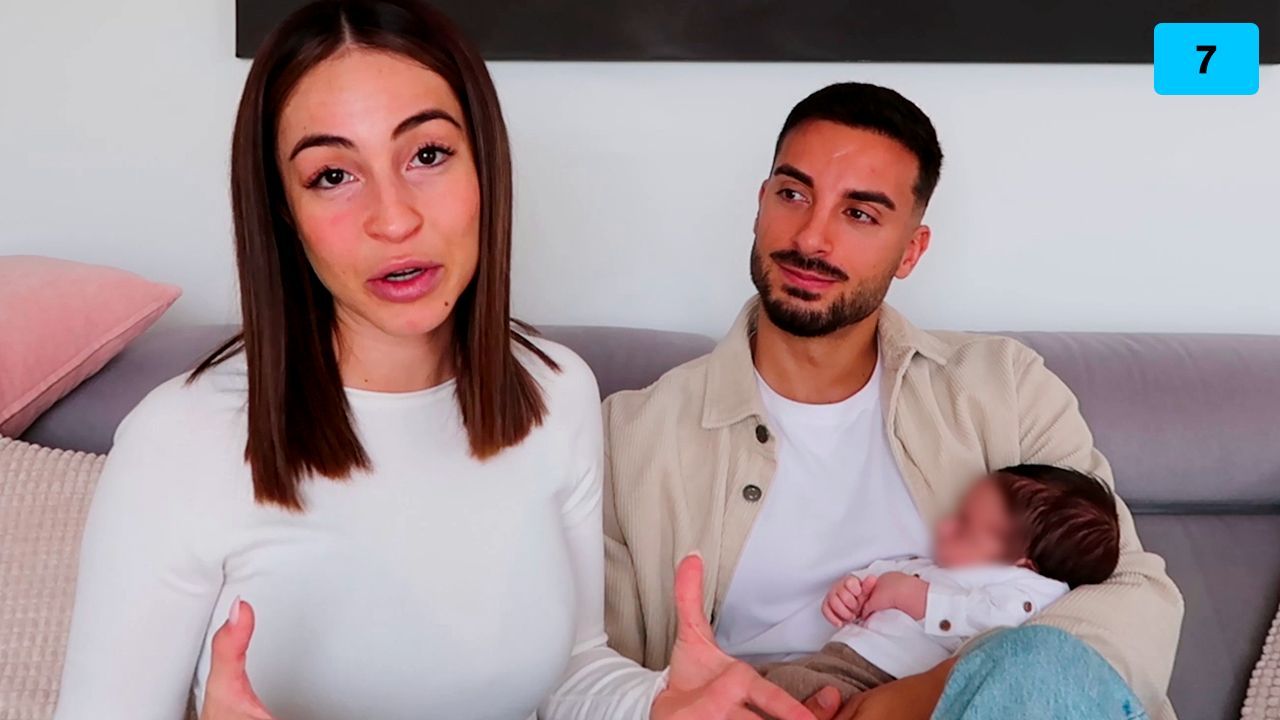 Ana Solma y Borja González muestran a su hijo (2/2)