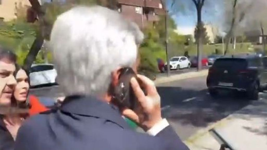 El bochorno de Pedro Rocha: suena su móvil cuando fingía hablar ante la prensa