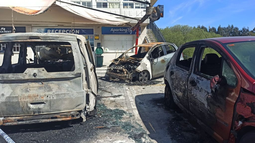 El detenido adquirió una garrafa de gasolina que, presuntamente, usó para prender fuego a los vehículos