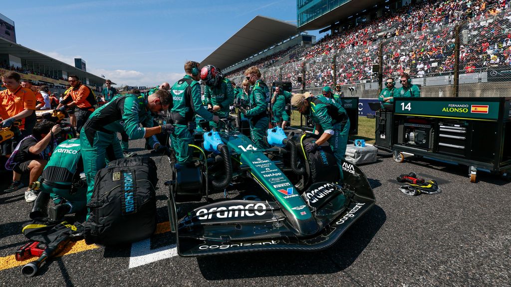 El equipo de Aston Martin trabajando en el monoplaza de Fernando Alonso durante el Gran Premio de Japón