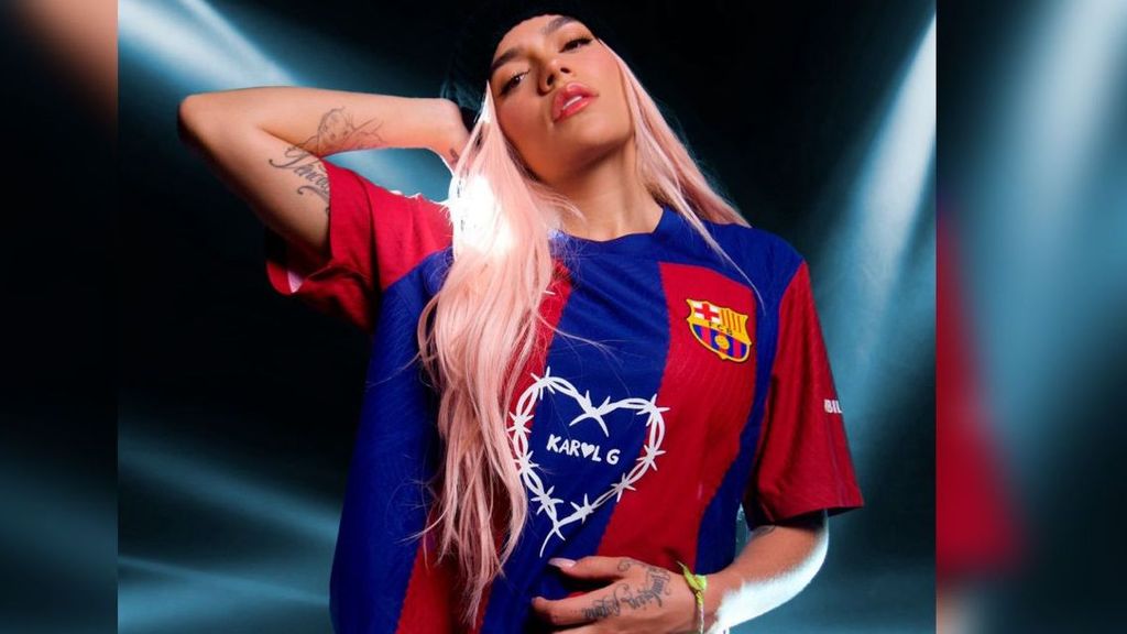 El FC Barcelona tira de 'corazón' con el logo de Karol G en su camiseta para el Clásico