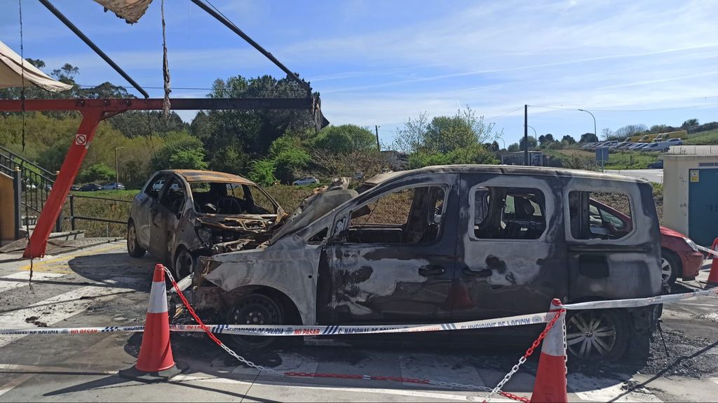 El fuego, que llegó a afectar a una vivienda próxima, fue sofocado por los Bomberos de la ciudad