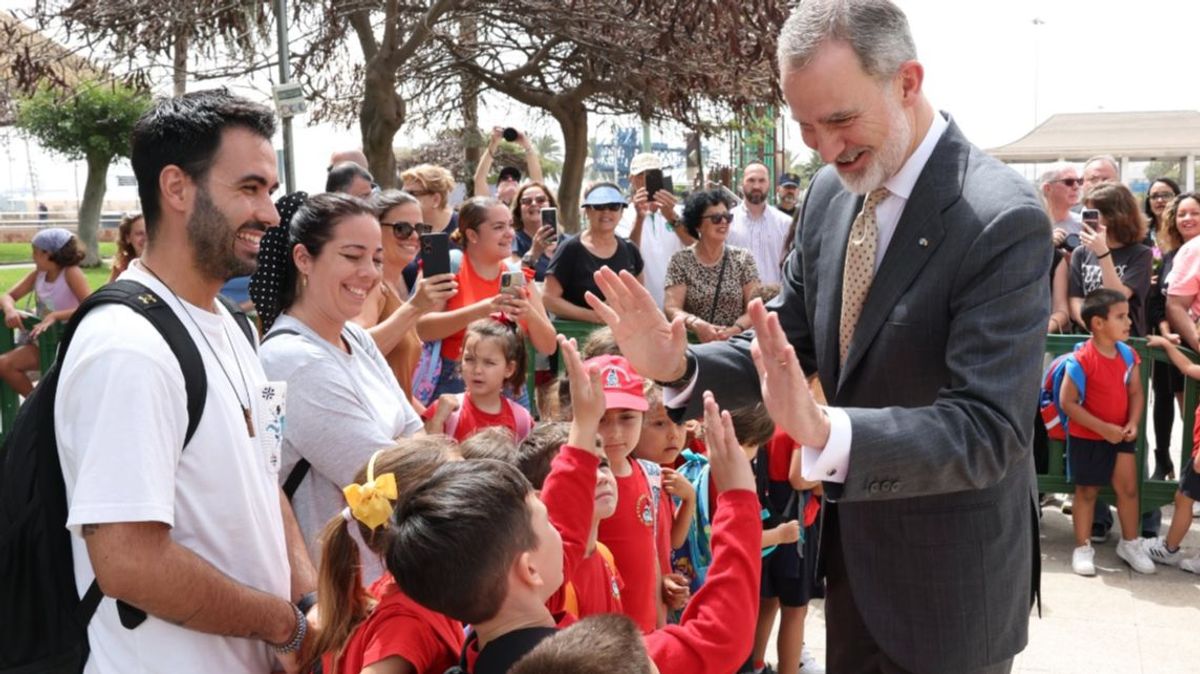 El rey Felipe VI con unos niños en Canarias
