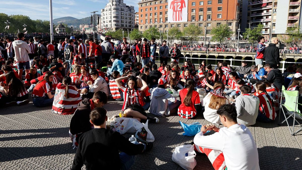 Gerardo Flores era uno de los miles de seguidores del Athletic Club que asistió al desfile de la gabarra por el río Nervión