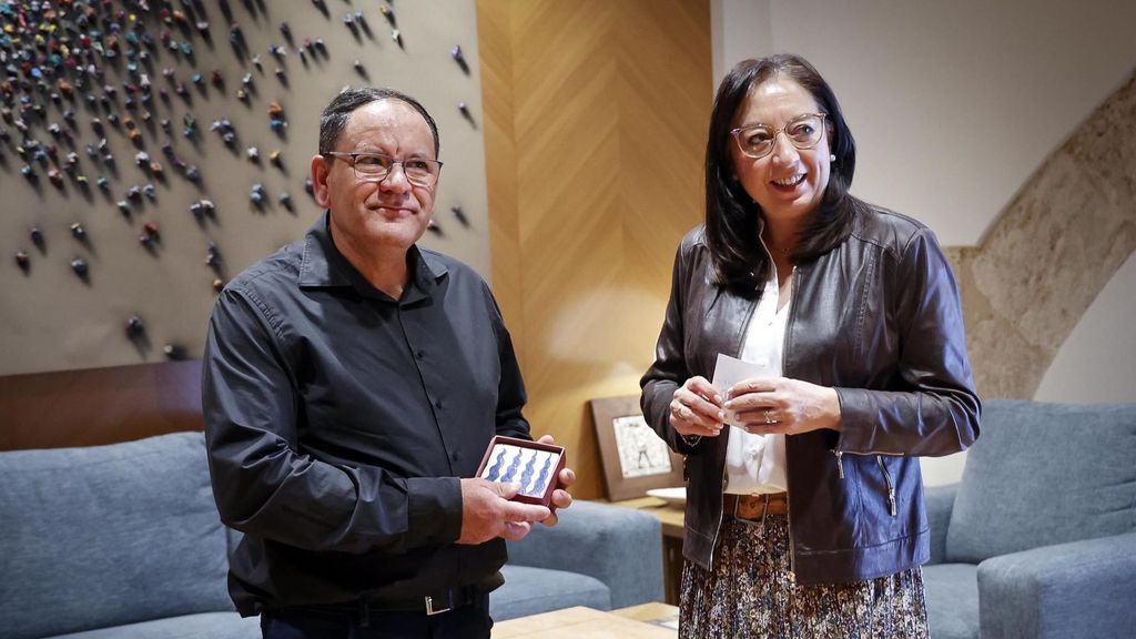 Julián con la presidenta de Les Corts este viernes