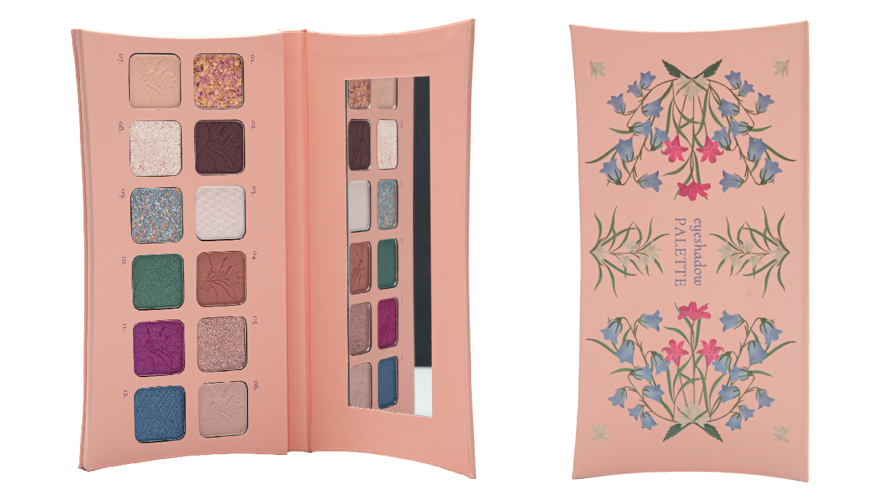La paleta de sombras se caracteriza por tener 12 colores con una preciosa decoracion floral ¡Conócelos!